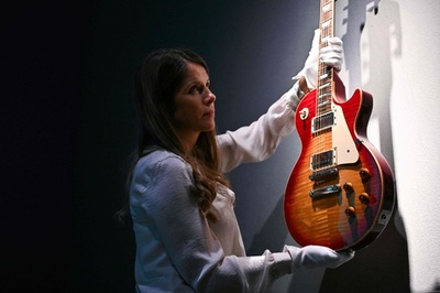 「ダイアー・ストレイツ」ノップラーのギター、1.1億円で落札