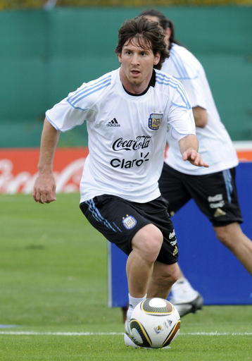 メッシ 右ひざのけがはすり傷