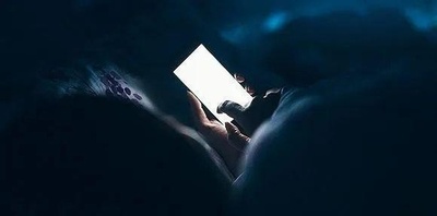 中国人医師 消灯後のスマホいじりは失明の恐れありと注意喚起