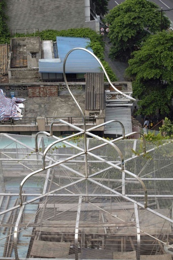 建物屋上に新たな違法建築、今度は「鳥かご」 中国