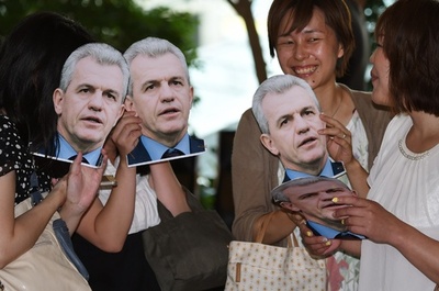 サッカー日本代表アギーレ新監督をファンがお面でお出迎え