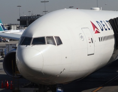 米旅客機、トラブルで校庭に燃料投棄 児童ら約30人軽傷