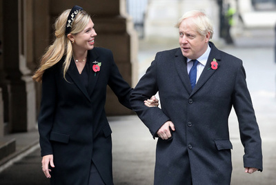 ジョンソン英首相、婚約者と「秘密の挙式」 英メディア
