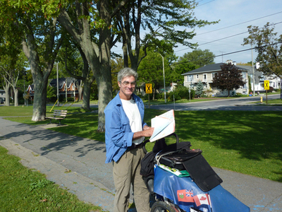 徒歩で世界一周のカナダ人男性、11年待った内縁の妻の元へ