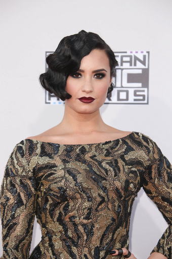 「男性がメークして何が悪い」 デミ・ロヴァート、固定観念に異議