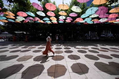 【今日の1枚】カラフルな傘で涼しさ演出、コソボのマザー・テレサ広場