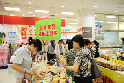 中国で「期限切れ間近の食品」が若者らに人気 特売チェーン店が林立