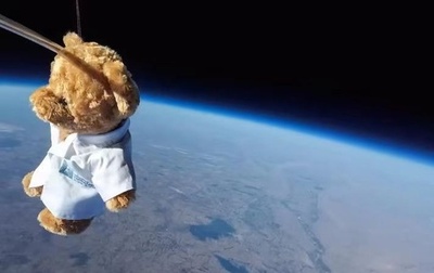 理系大学生のロマン 子グマが2万メートル上空で地球とツーショット