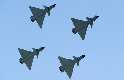 中国、防空識別圏に戦闘機を緊急発進