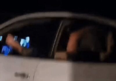 足でハンドル、腕にダンベル、真夜中に車がひやり疾走…韓国の道路、運転手はどんな人物か