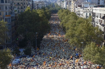 カタルーニャ独立求め数十万人デモ、「準備はできている」