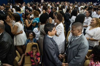 ブラジル・リオで初の同性婚、130組が愛誓う