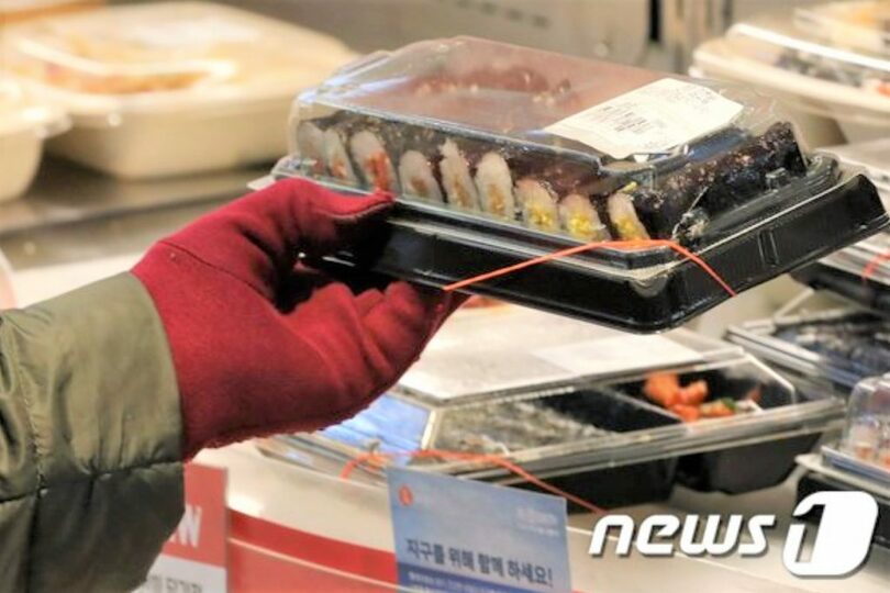 1日、ソウルのある大型マートで加工食品の品定めをする買い物客(c)news1