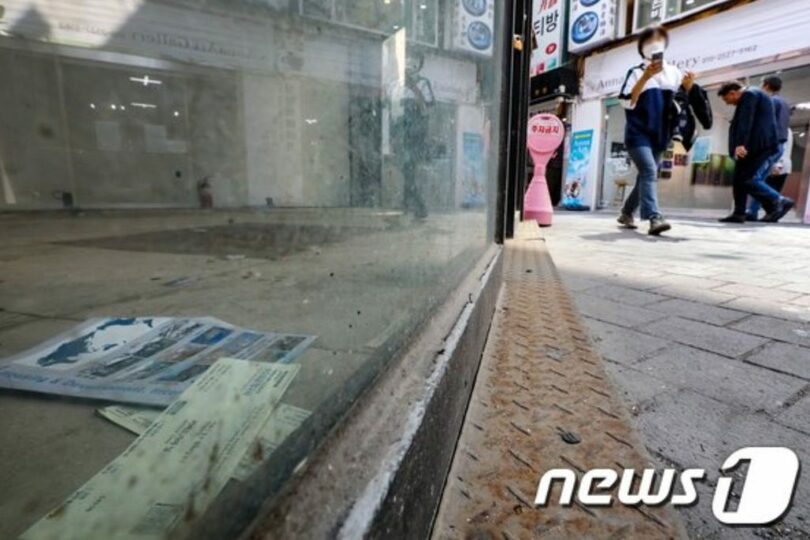 ソウル・明洞の廃業した商店に捨てられている水道料金請求書(c)news1