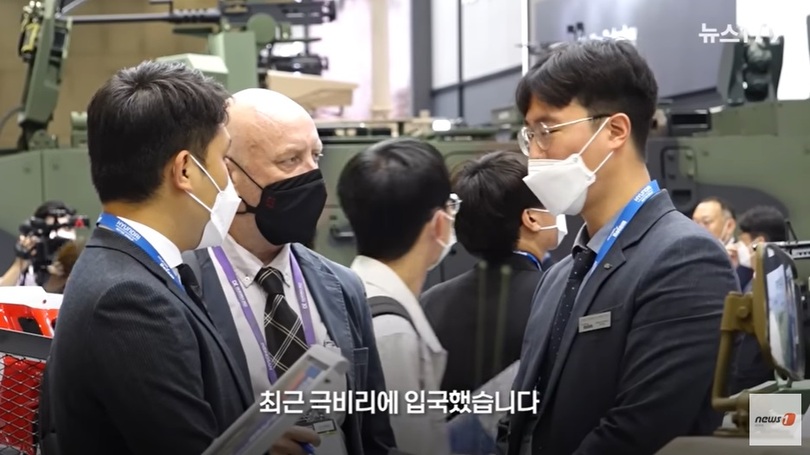 試演行事で韓国側から説明を受ける各国の軍・防衛産業関係者(c)news1