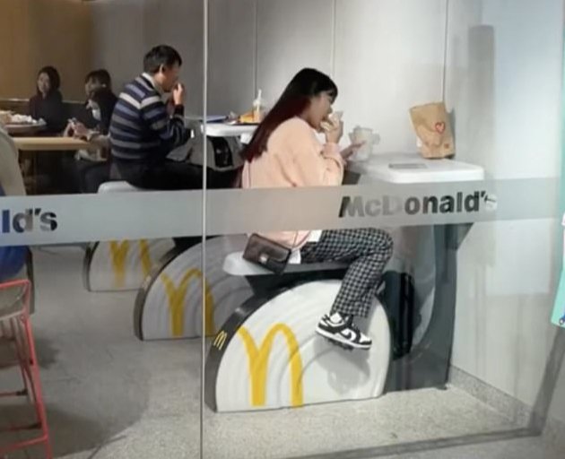 中国のあるマクドナルド店に食べ物を口にしながら乗ることができる運動器具が登場して話題になっている(c)MONEY TODAY