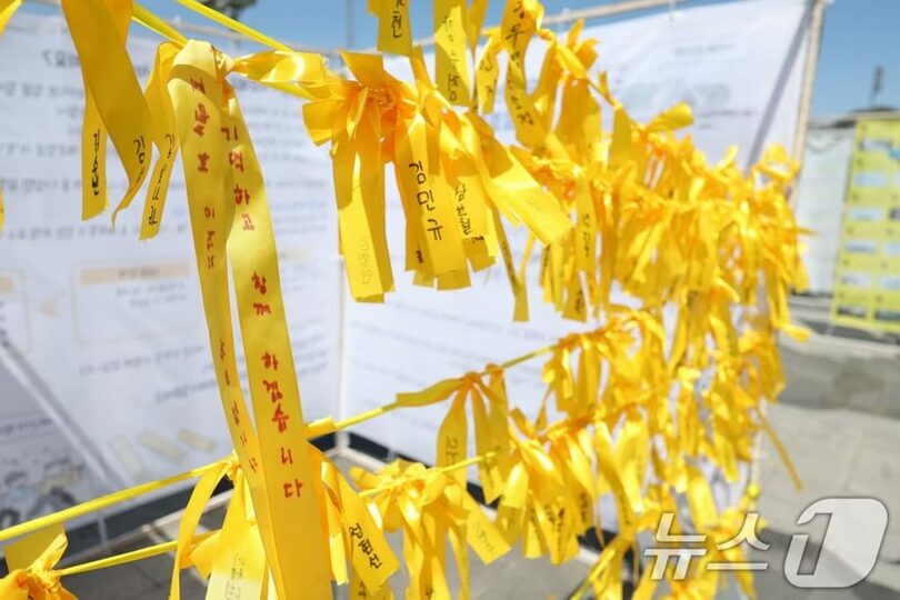 セウォル号を象徴する黄色いリボン＝韓国・光州市東区の5・18民主広場(c)news1