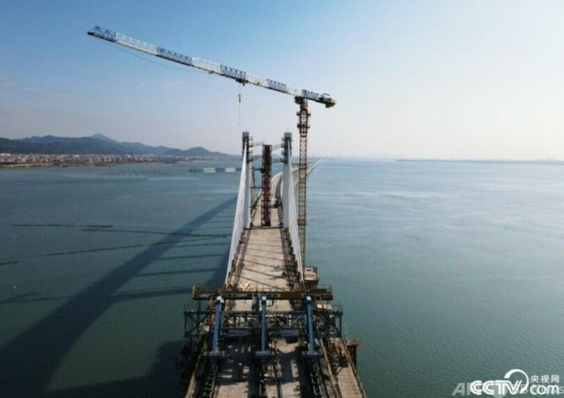 中国初の海をまたぐ高速鉄道が連結に成功