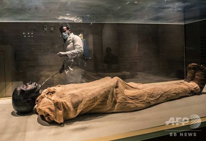 ミイラのそばで消毒作業、エジプト考古学博物館