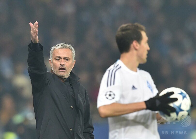 モウリーニョ監督「主審は弱腰でナイーブ」、ベンゲル監督を引用し審判批判