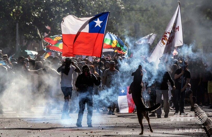 チリ、内閣改造後もデモ隊と治安部隊衝突