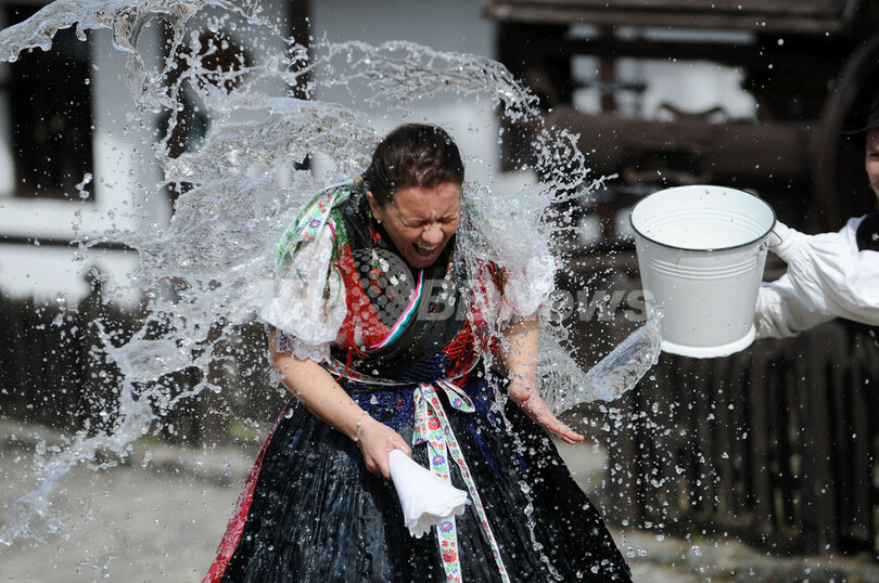 ハンガリー 世界遺産の村でイースターの水掛け祭り 写真17枚 国際ニュース Afpbb News