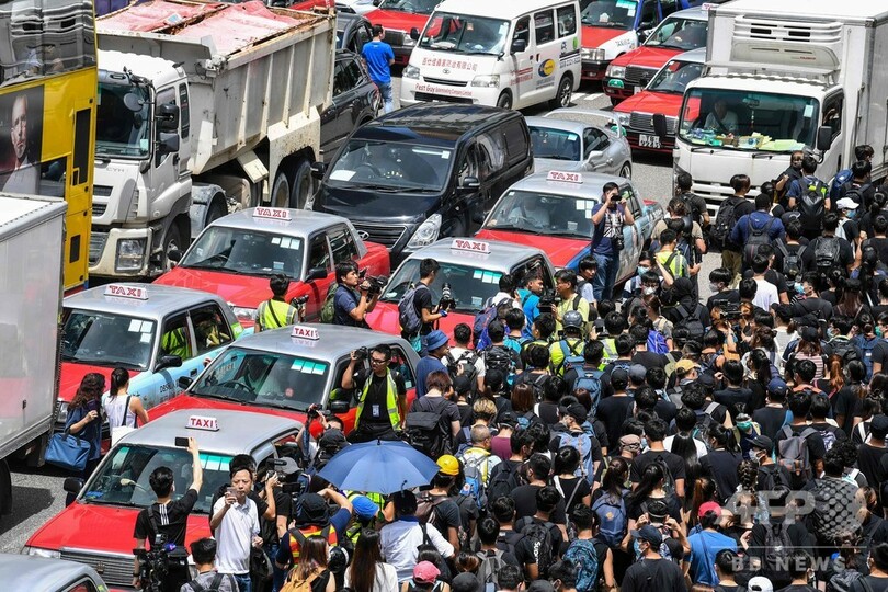 香港、黒服のデモ隊数千人が幹線道路を占拠 警察本部を包囲