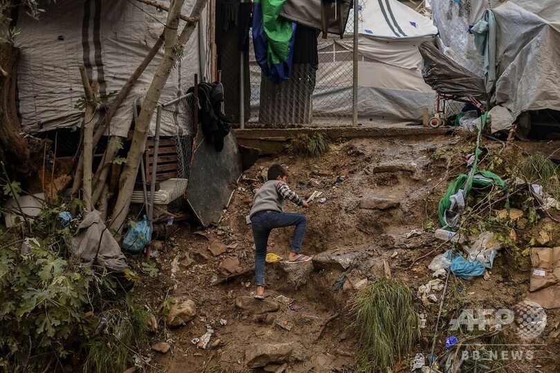 寒さと雨に凍える難民 スラム街と化したキャンプ ギリシャ