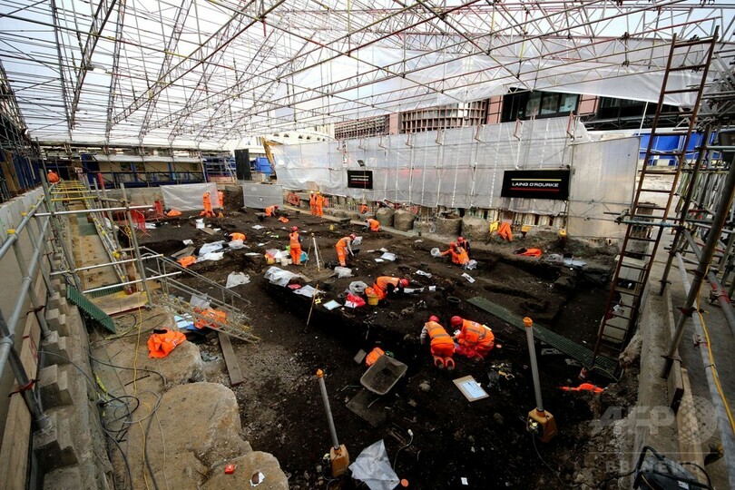 ロンドン市内で遺骨3000体の発掘作業始まる、新駅予定地で