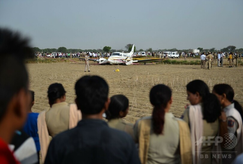 救急輸送機が畑に不時着、インド首都郊外