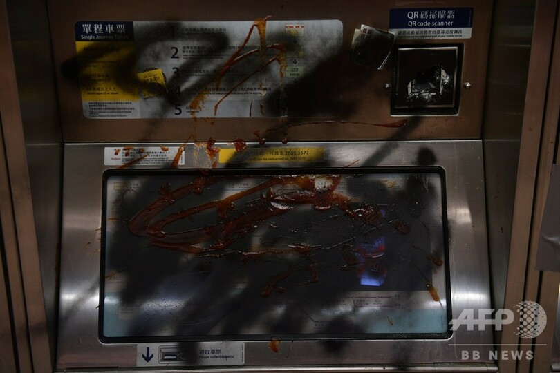 香港の民主派デモ、ショッピングモール前で機動隊と衝突