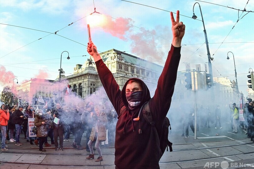 欧州各地で抗議デモ コロナ感染再拡大で規制強化