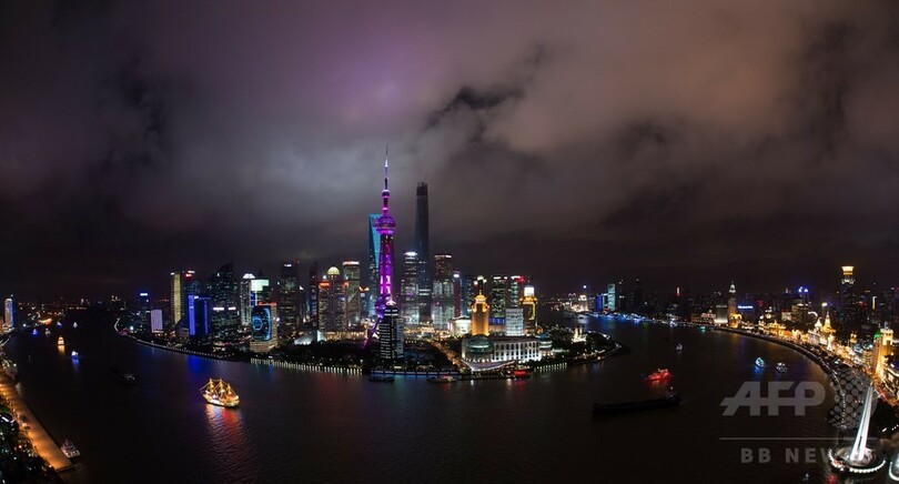 高層ビル立ち並ぶ上海の夜景