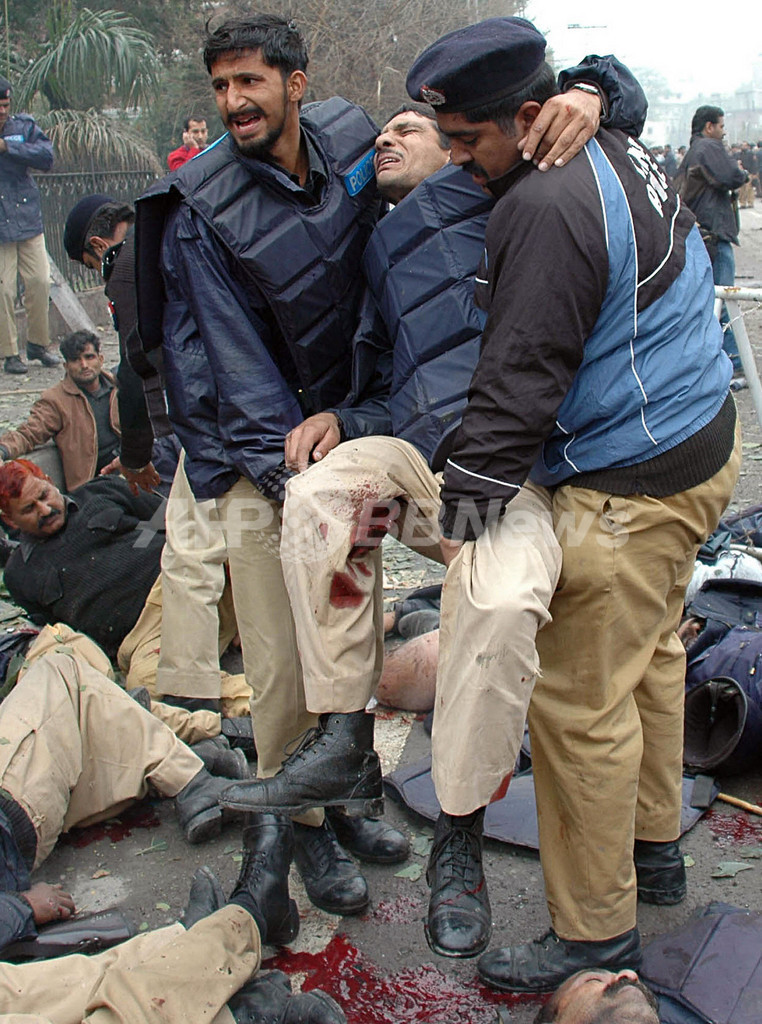 パキスタンのラホールで自爆テロ、警官ら26人死亡