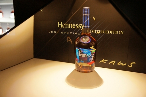 ヘネシー カウズ ヘネシー vs リミテッドエディション by kaws 未開封