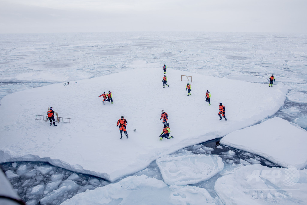 北極圏の氷上でサッカー、グリーンランド 北極圏の氷上でサッカー、グリーンランド