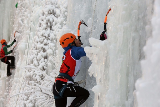32メートルの氷壁に挑む 北京でアイスクライミング選手権 写真12枚