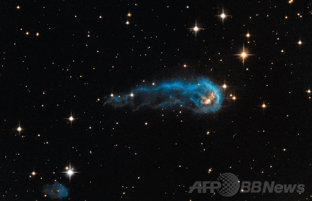 宇宙を泳ぐ青色の「おたまじゃくし」、ハッブル宇宙望遠鏡 宇宙を泳ぐ青色の「おたまじゃくし」、ハッブル宇宙望遠鏡