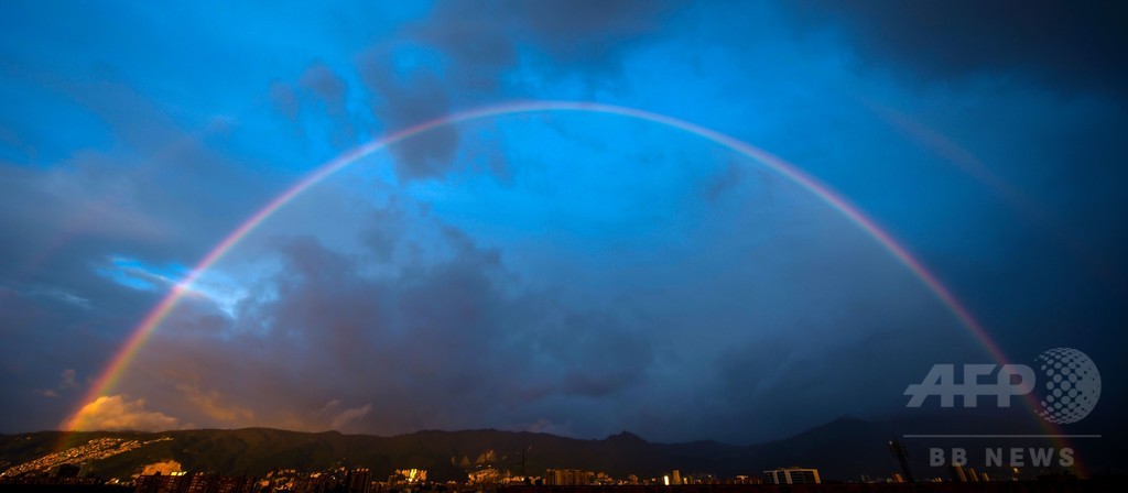 夕暮れ時の空に壮大な虹 南米コロンビア 写真2枚 国際ニュース Afpbb News