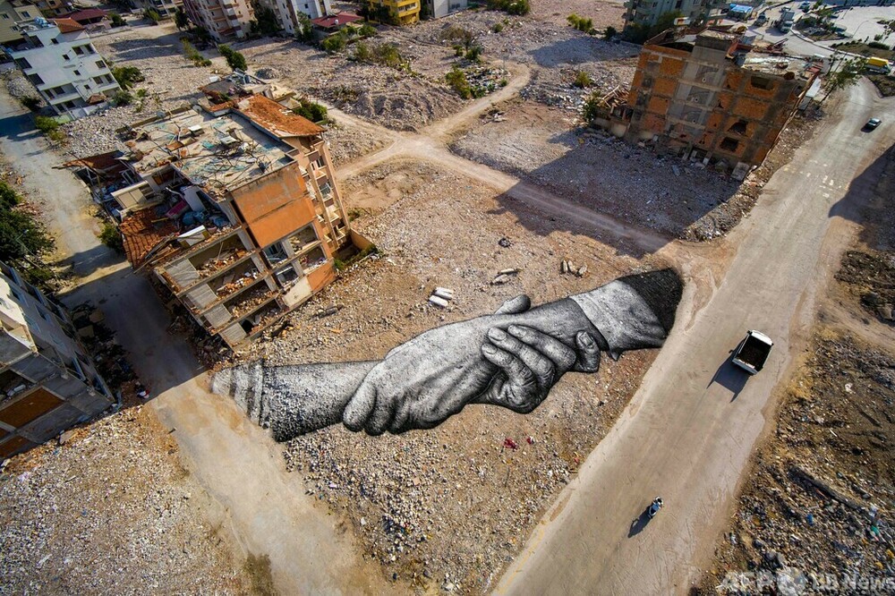 がれきの上に巨大アート作品 トルコ大地震の被災地 写真9枚 国際