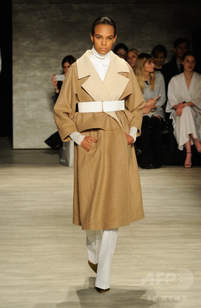 足元はサラ・ジェシカの「SJP」シューズ、「トーメ」15/16年秋冬
