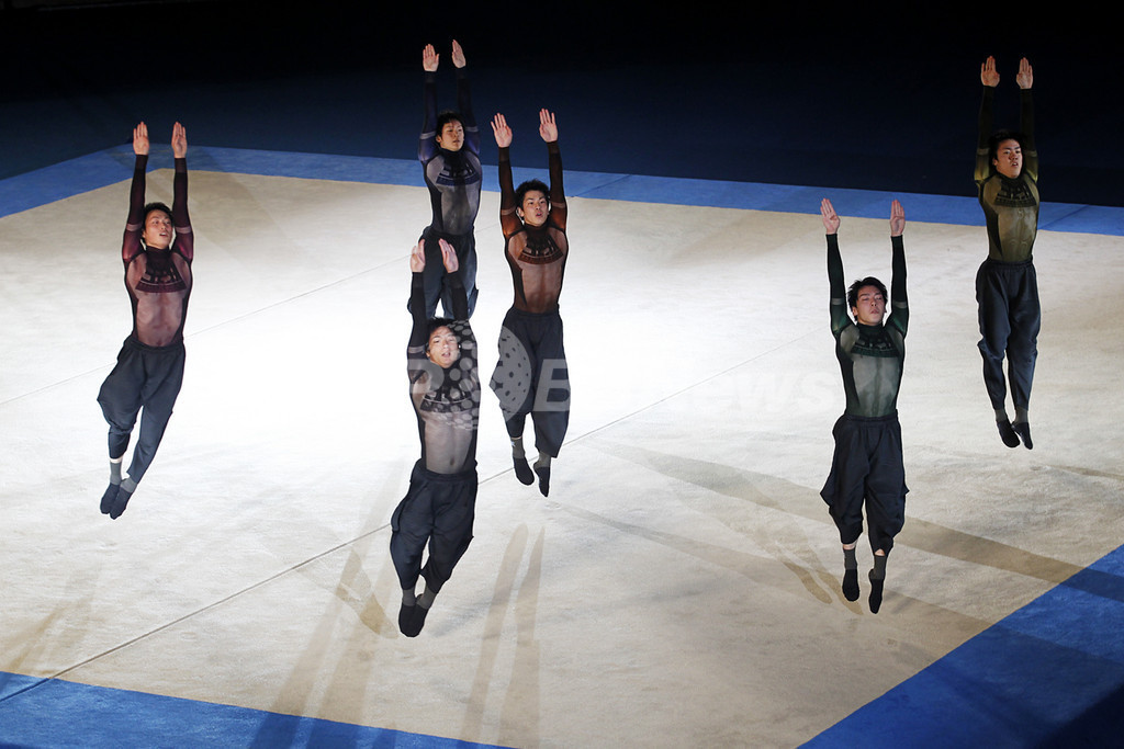 三宅一生×青森大学男子新体操部による特別公演開催
