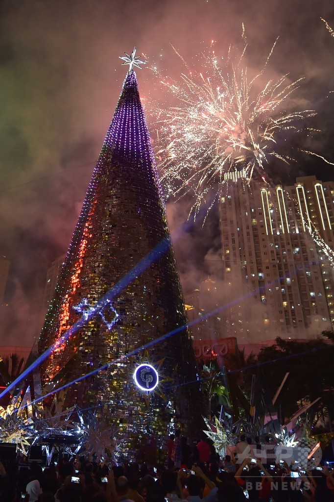 夜空にクリスマスの花火 インドネシア 国際ニュース Afpbb News