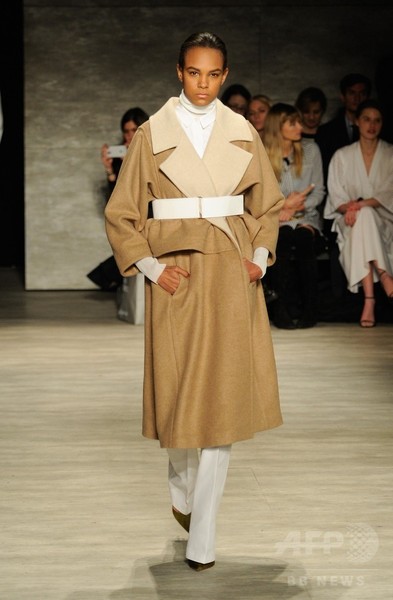 足元はサラ・ジェシカの「SJP」シューズ、「トーメ」15/16年秋冬