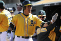 11MLB、オークランド・アスレチックス（Oakland Athletics）対シアトル・マリナーズ（Seattle Mariners）。7回に本塁に生還し、チームメイトとダグアウトで喜ぶアスレチックスの松井秀喜（Hideki Matsui、2011年4月3日撮影）。(c)AFP/Getty Images/Thearon W. Henderson