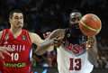 FIBAバスケットボール・ワールドカップ（FIBA Basketball World Cup 2014）決勝、米国対セルビア。セルビアのニコラ・カリニッチ（Nikola Kalinic、左）とボールを競る米国のジェームス・ハーデン（James Harden、2014年9月14日撮影）。(c)AFP/GERARD JULIEN