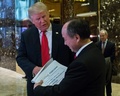 米ニューヨークのトランプ・タワーで、会談を終えロビーに姿を現したドナルド・トランプ次期米大統領とソフトバンクグループの孫正義社長（2016年12月6日撮影）。(c)AFP