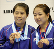 09世界卓球選手権横浜大会（%%2009 World Table Tennis Championships in Yokohama%%）女子ダブルス準決勝。中国の郭炎（%%Guo Yan%%）／丁寧（%%Ding Ning%%）組は、韓国の金璟娥（%%Kim Kyung Ah%%）／朴美英（%%Park Mi Young%%）と対戦。郭炎／丁寧組は4-1（11-3、11-9、12-14、12-10、12-10）で勝利し、決勝戦へ進出した。写真は表彰式に臨む3位の金璟娥（左）と朴美英。（2009年5月4日撮影）(c)AFP/Yoshikazu TSUNO