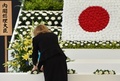 沖縄県糸満市の平和祈念公園で営まれた沖縄全戦没者追悼式で献花するキャロライン・ケネディ駐日米国大使（2015年6月23日撮影）。(c)AFP/Toru YAMANAKA