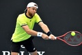 全豪オープンテニス、男子シングルス1回戦。リターンを打つラドゥ・アルボット（2022年1月17日撮影）。(c)Paul Crock / AFP
